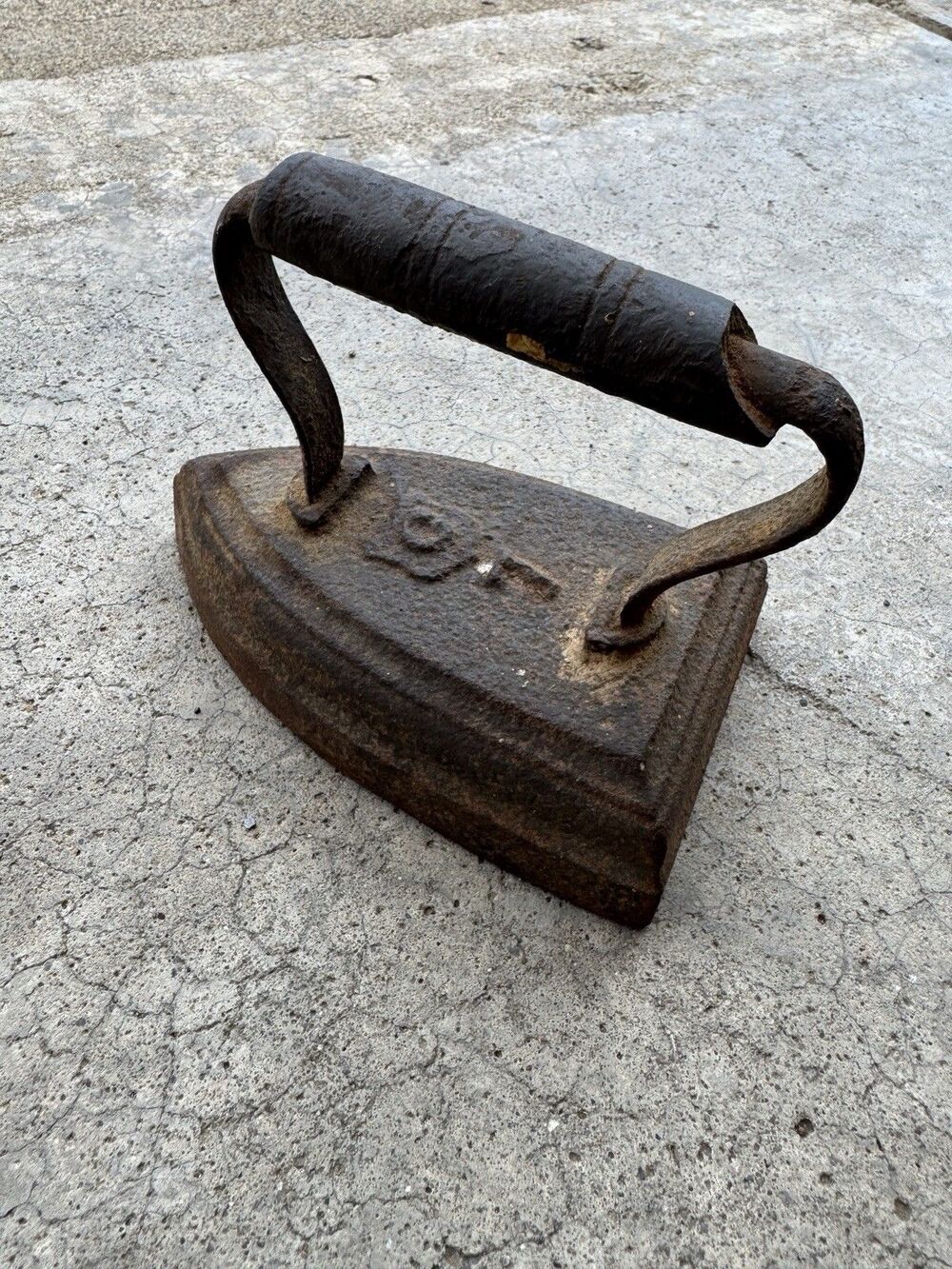 Vintage Cast Iron Sad Flat Iron w/ Handle Rustic Farmhouse Doorstop